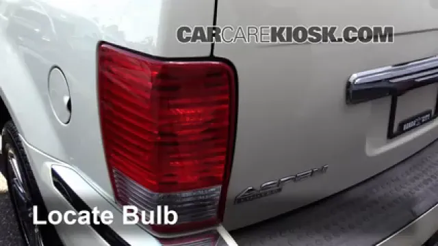 2008 Chrysler Aspen Limited 5.7L V8 Éclairage Feux de marche arrière (remplacer une ampoule)